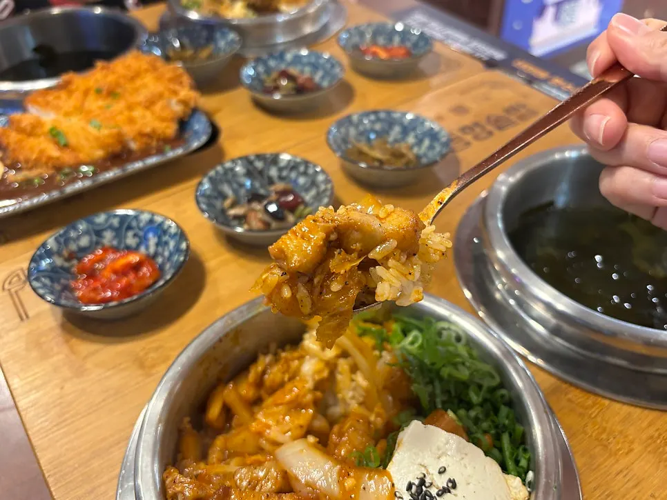 밥과 고루 섞은 묵은지삼겹솥밥