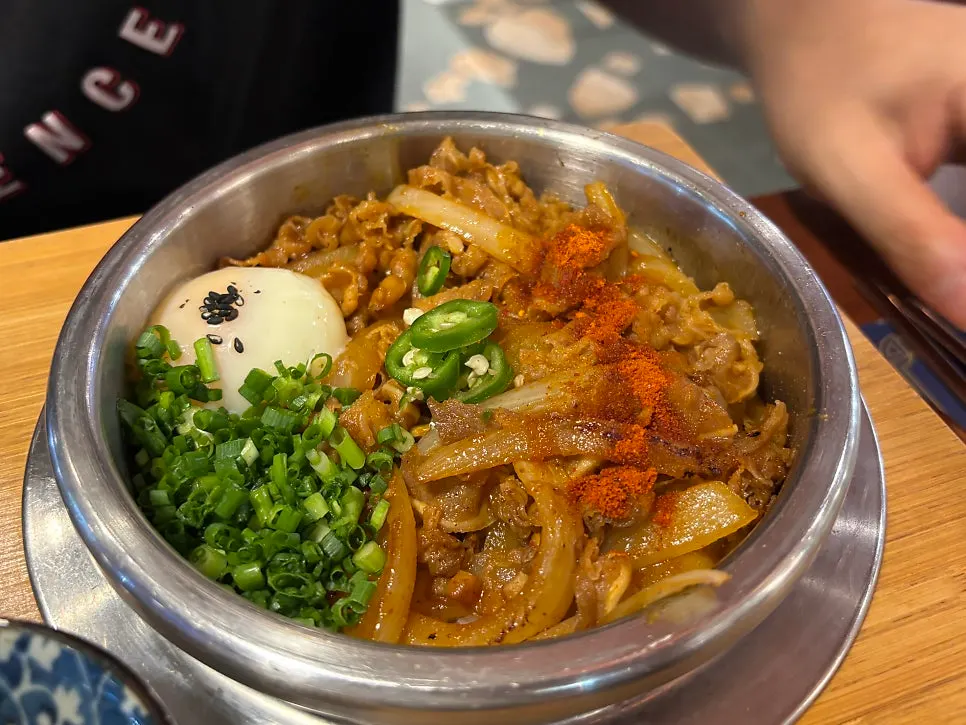 직화로 구운 우삼겹을 올린 규동솥밥