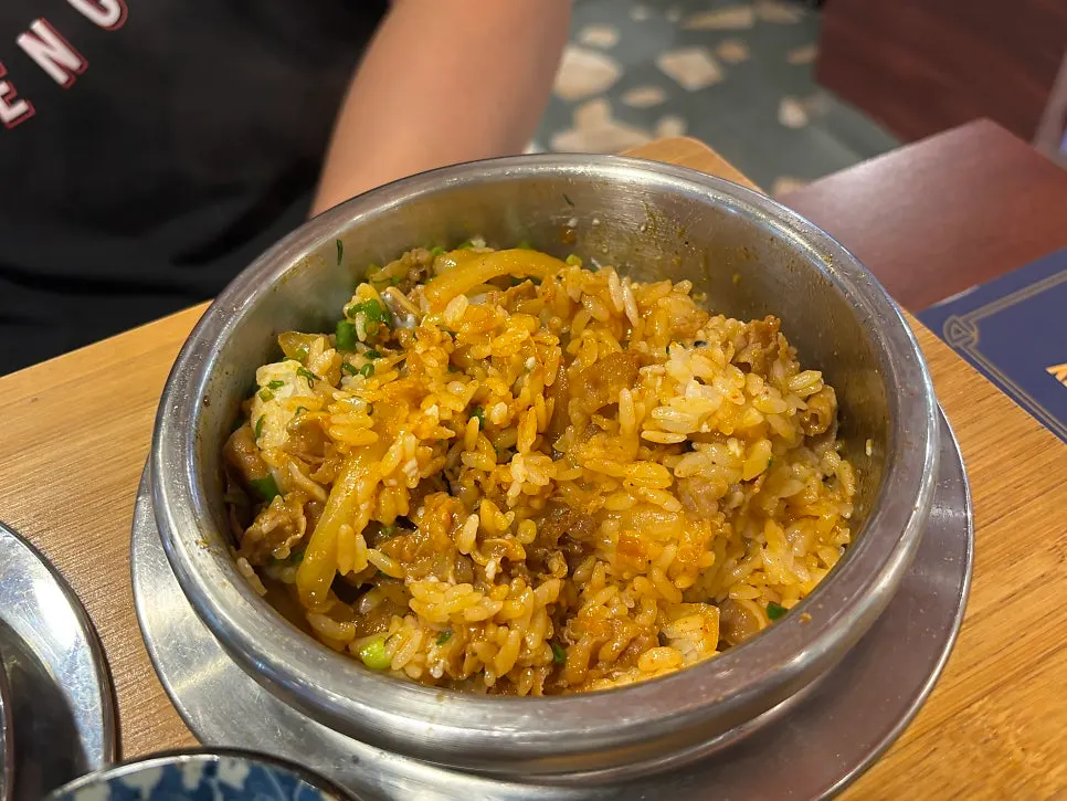 매콤한 양념에 비빈 매운규동솥밥