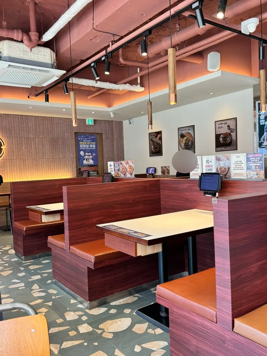 Private table with wood partition