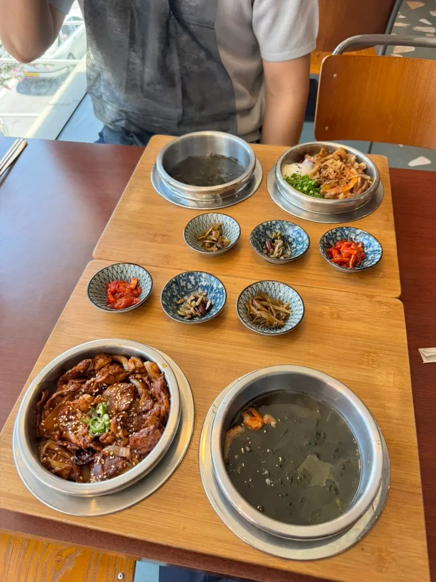 Spicy pork neck pot rice and gyudon pot rice served together