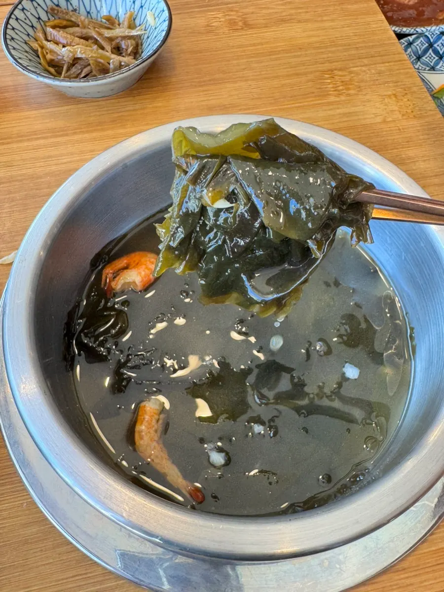 Seaweed soup served as the base soup