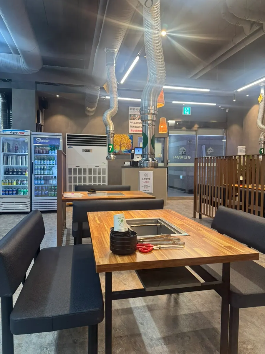 Comfortable interior seating at Songnim Bok Jangeo Ansan City Hall Direct Store