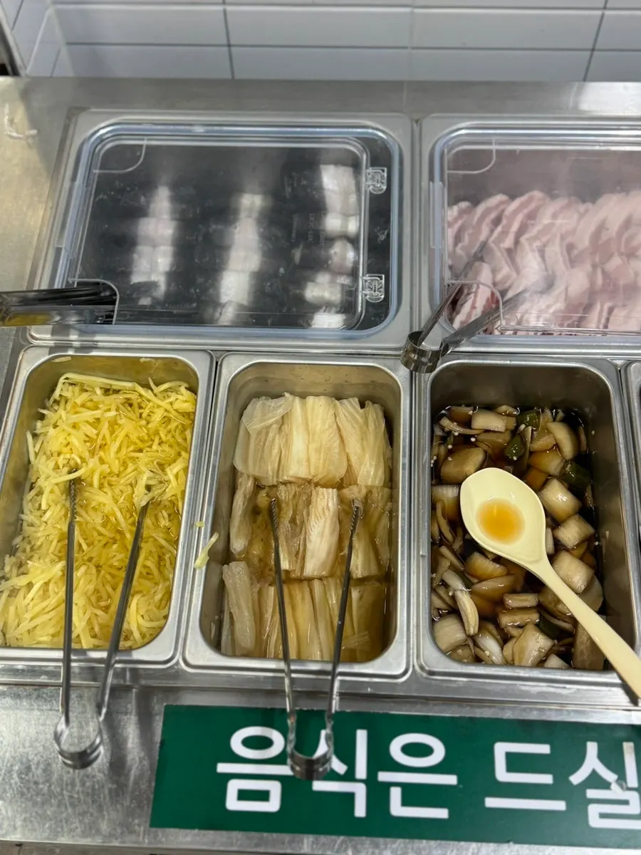 Wrap lettuce, peppers, and garlic at the self-serve corner
