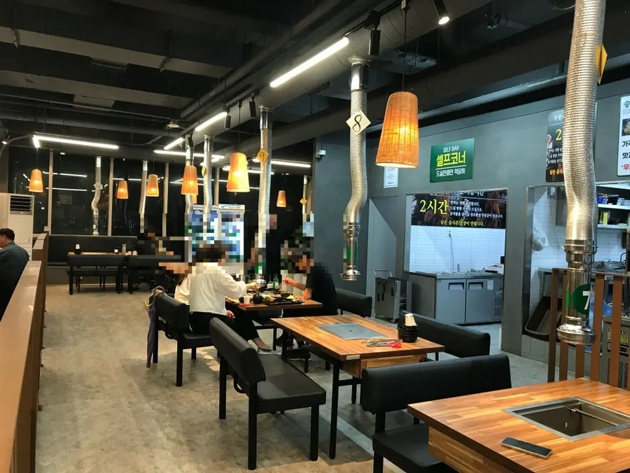 Interior restoran dengan tempat duduk luas