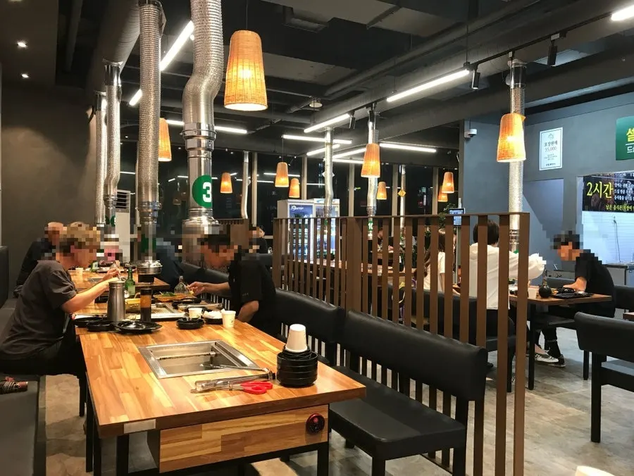 Tempat duduk interior restoran berbentuk huruf ㄱ