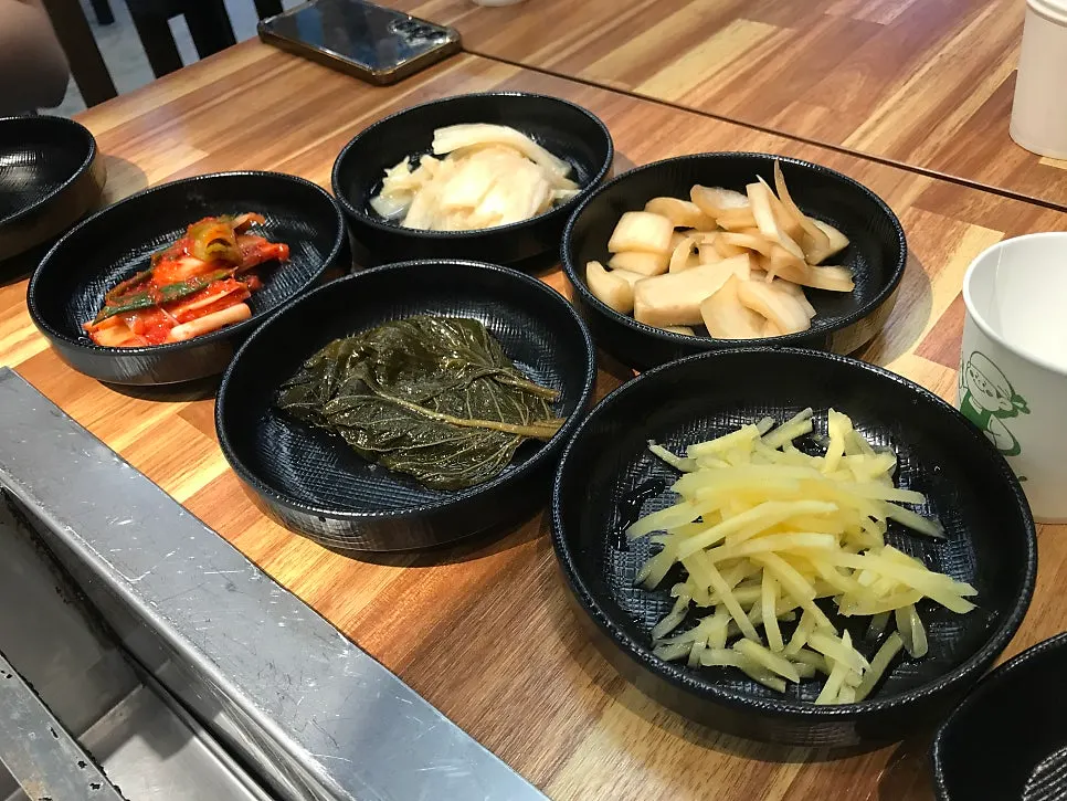 Pilihan sayuran ssam dan lauk kimchi