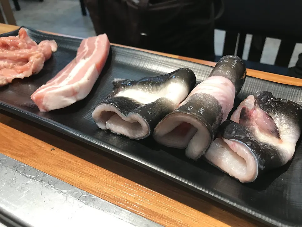 Belut yang dipanggang sendiri di atas arang