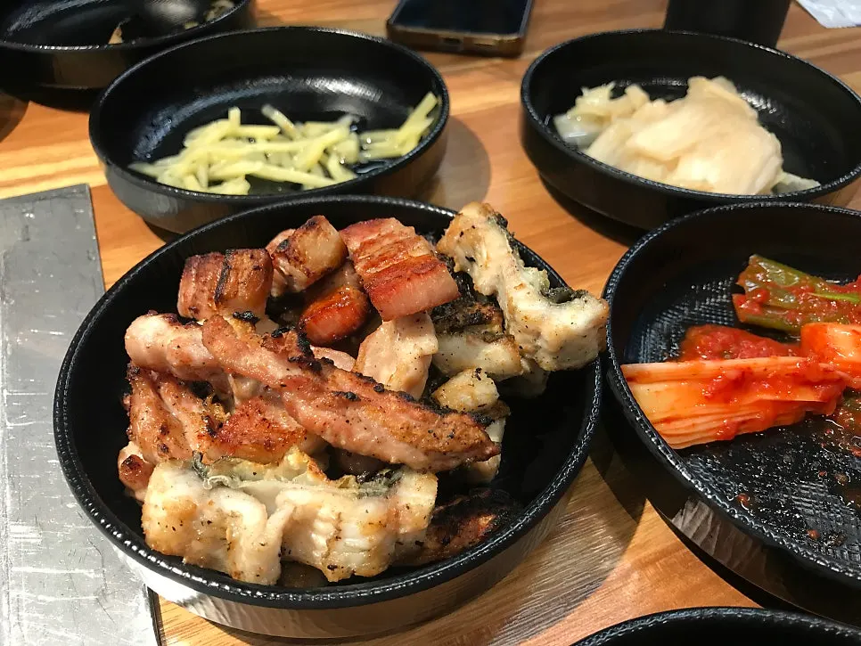 Samgyeopsal atau daging leher ayam yang dinikmati bersama belut