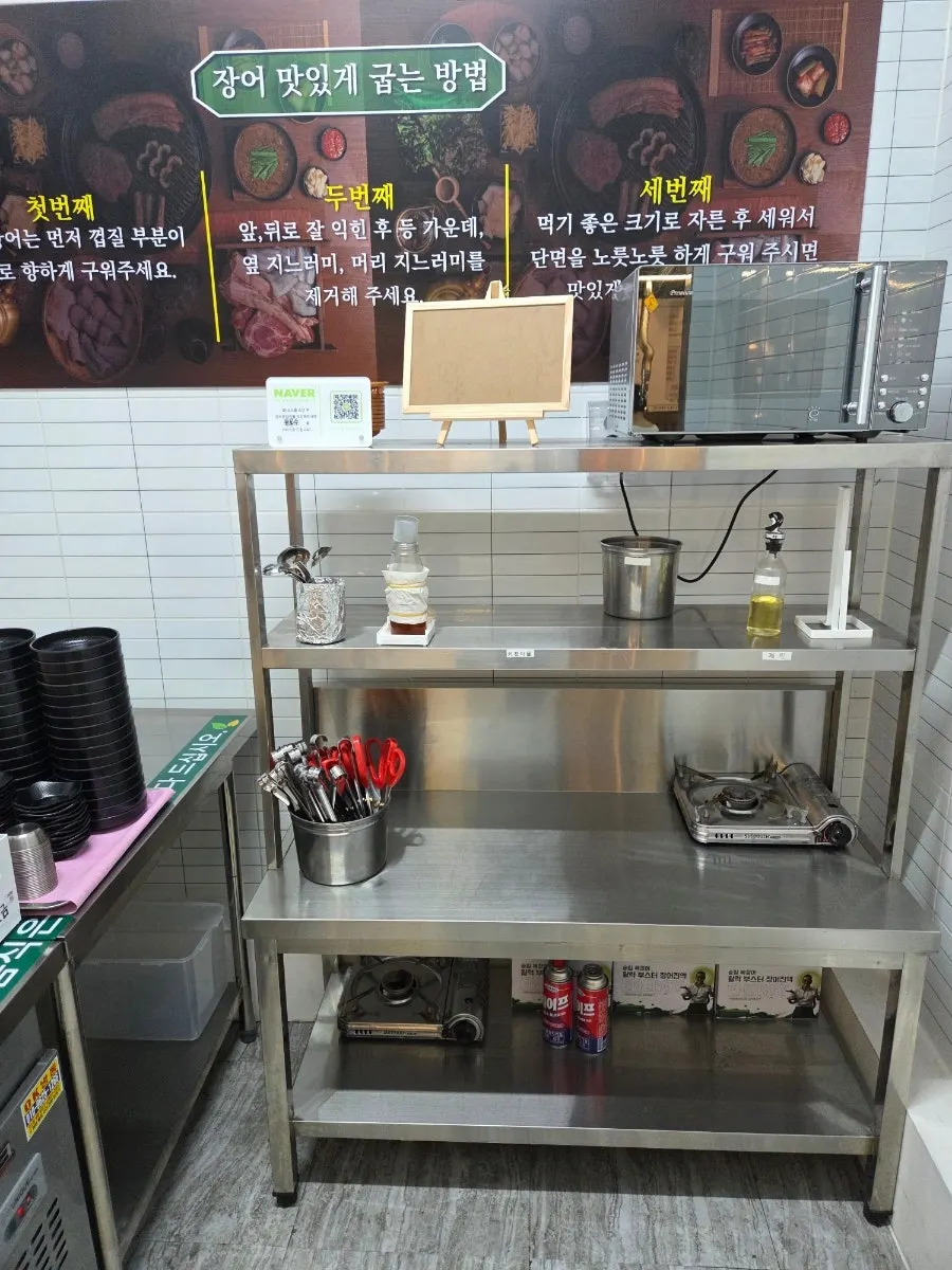 Self-serve all-you-can-eat main corner