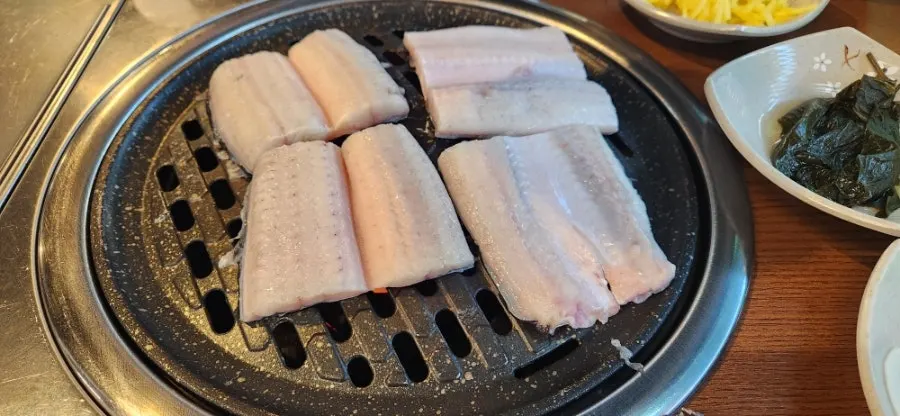 Basic setting of thick, cleaned freshwater eel
