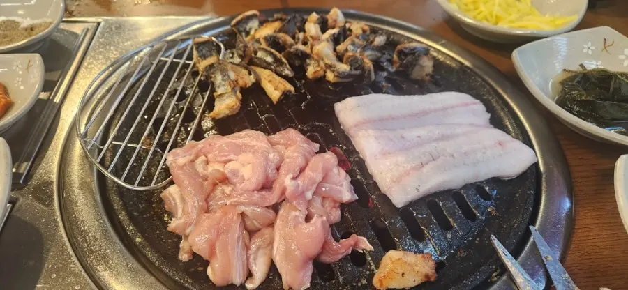 Eel and pork belly grilling together