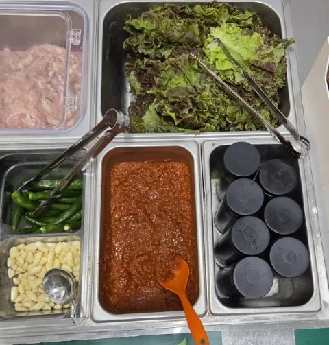 Cleanly organized self-service bar