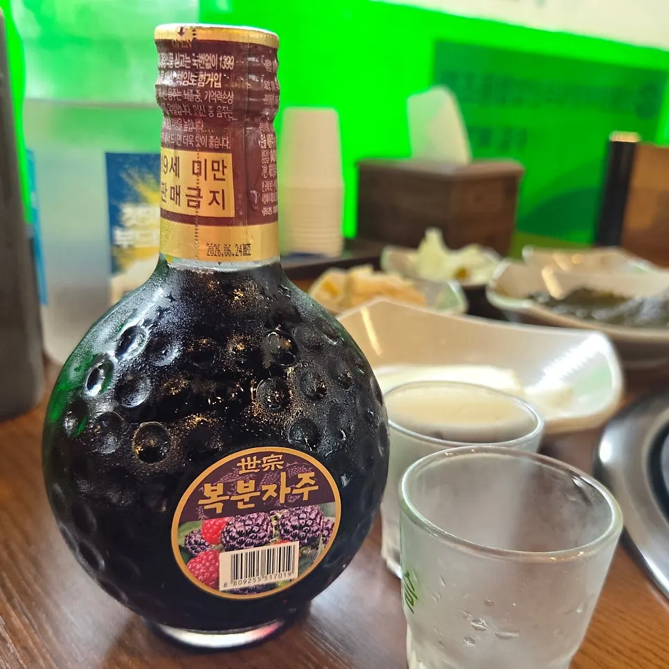 Eel served with sauce and salt