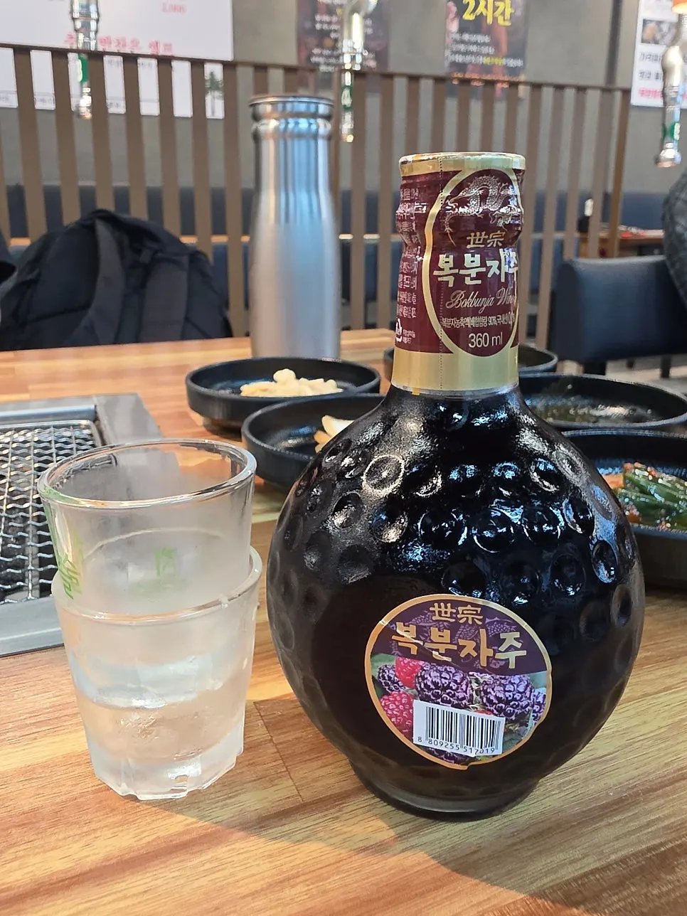 테이블당 무료로 제공되는 복분자주 한 병