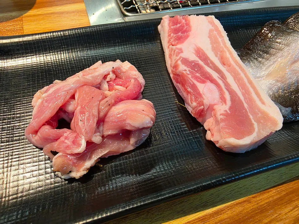 손질되어 나온 민물장어 접시