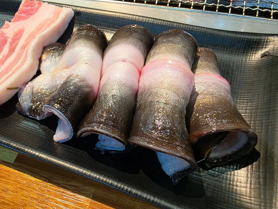 삼겹살과 닭목살이 담긴 생고기 접시
