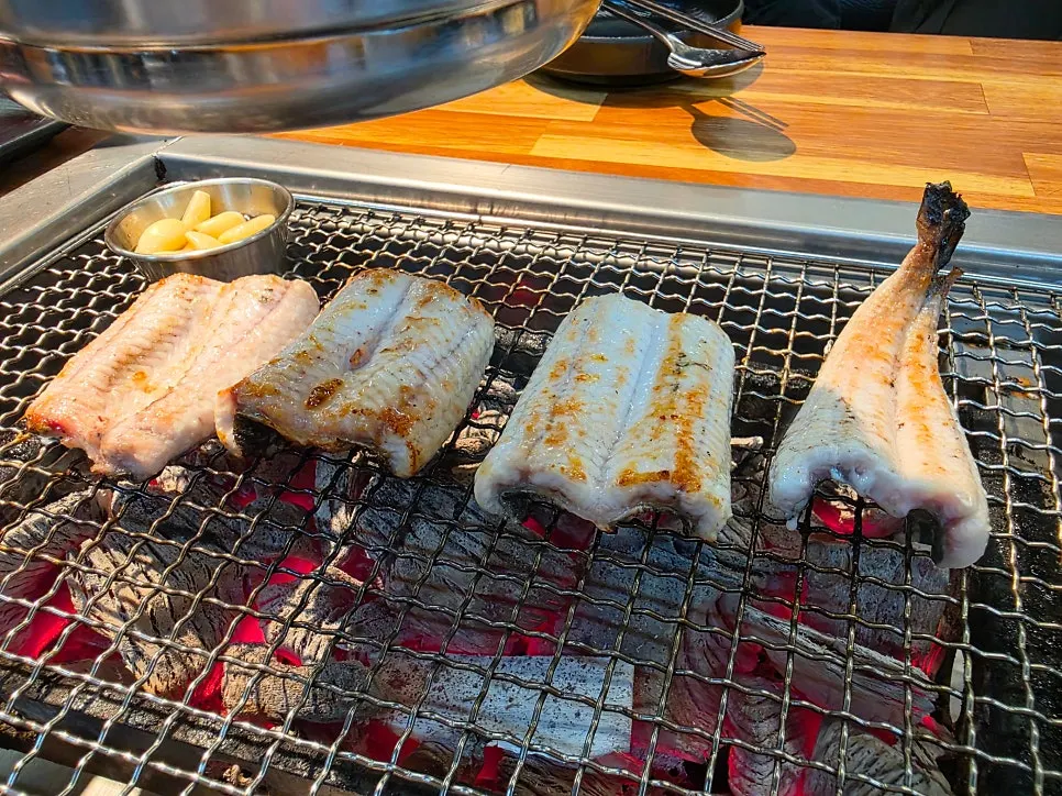 불판 위에 올린 장어 굽는 모습