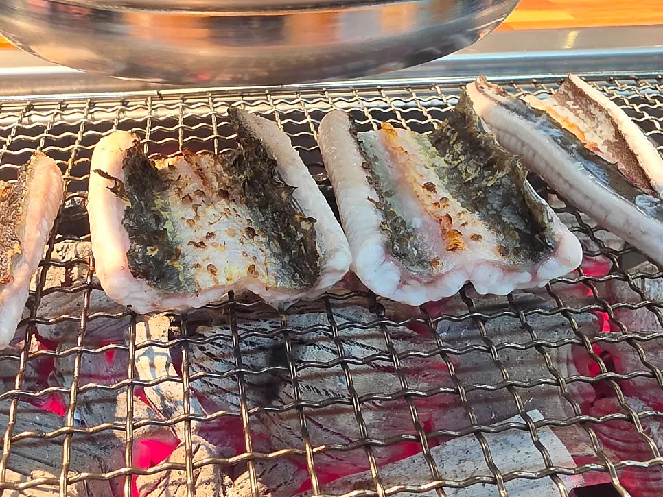 익어가는 장어가 놓인 불판