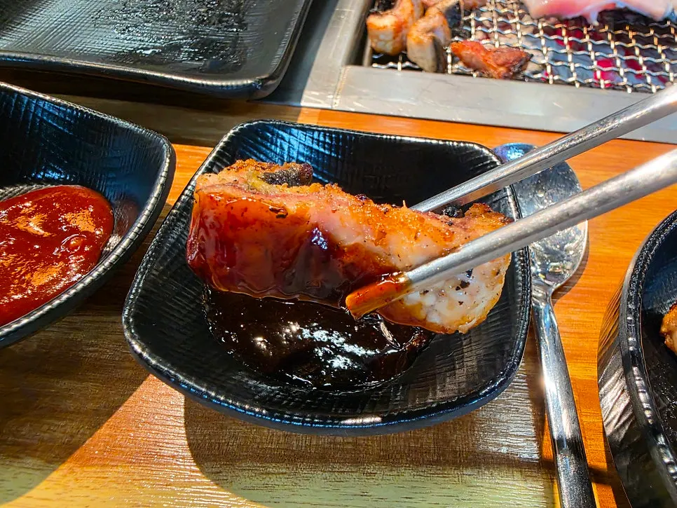 겉이 바삭하게 익은 장어 구이
