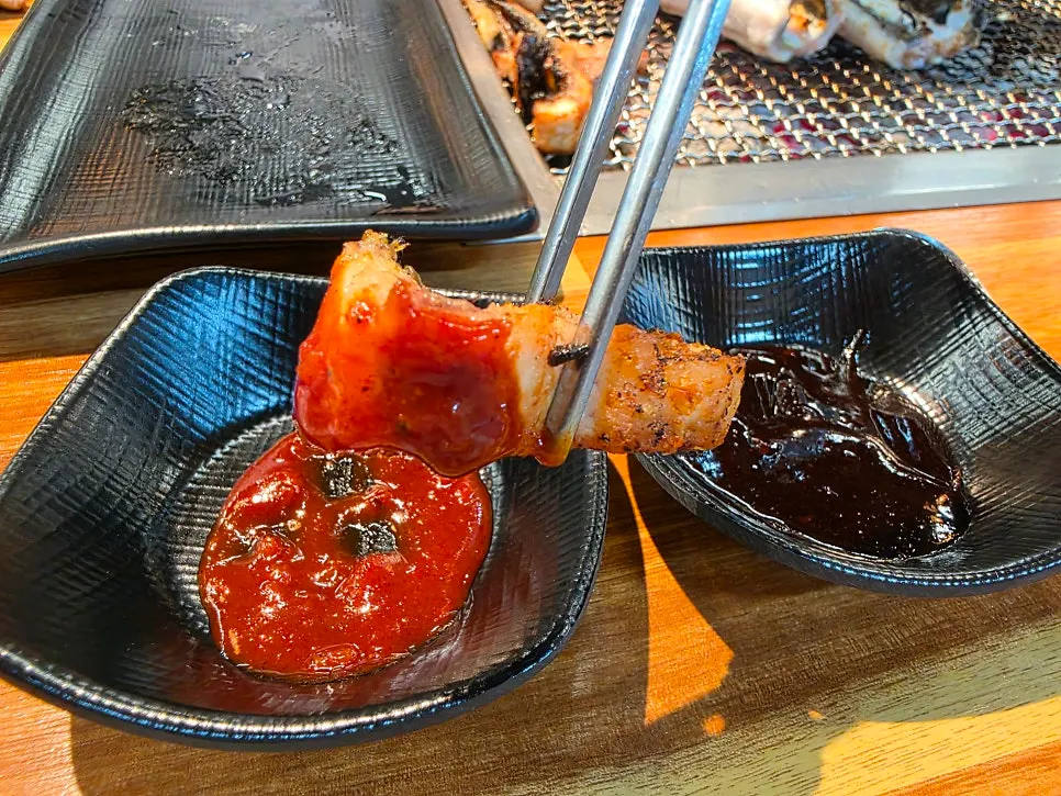 소스를 곁들인 장어 한 점