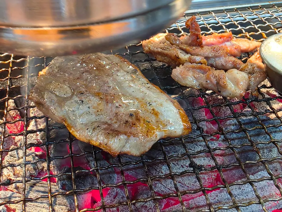 데리야끼소스와 매운소스 두 가지 소스