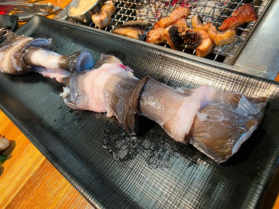 장어와 삼겹살을 함께 올려 구운 불판