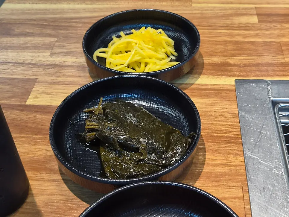 Ginger and pickled perilla leaves served alongside the eel