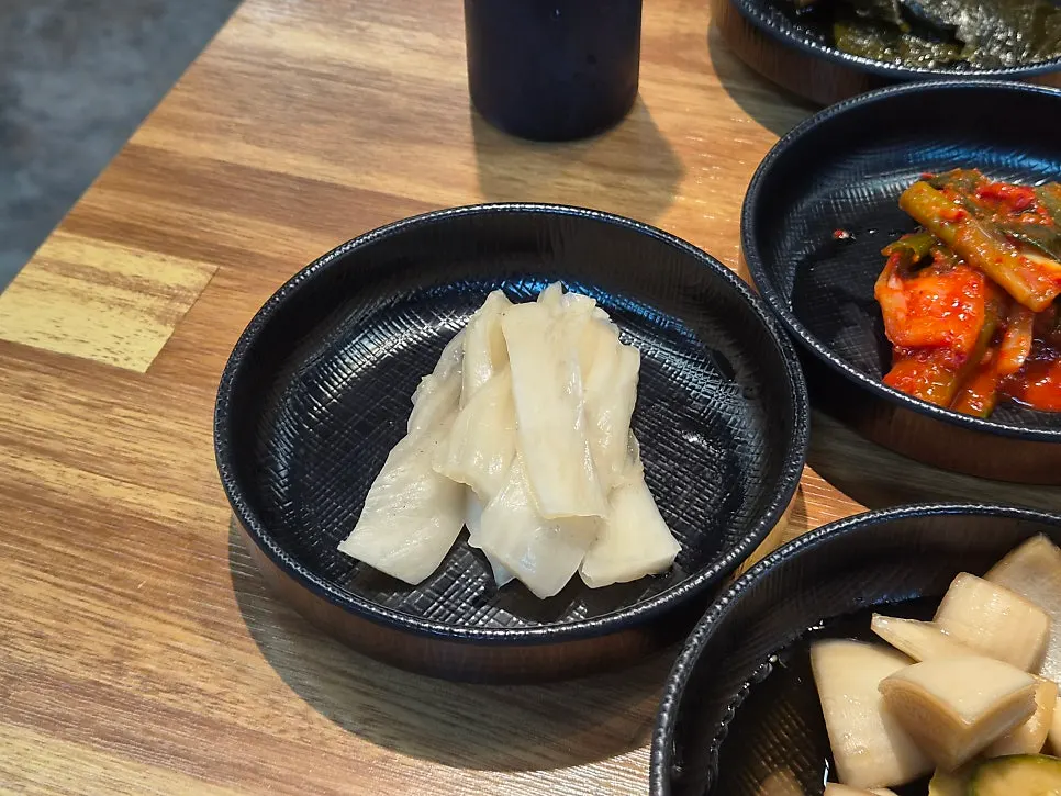 Scallion kimchi and baek-kimchi side dishes