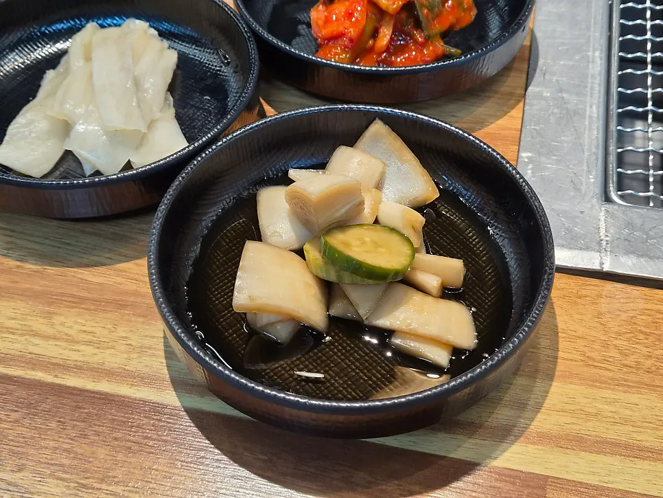 Pickled onion and other side dishes paired with the eel