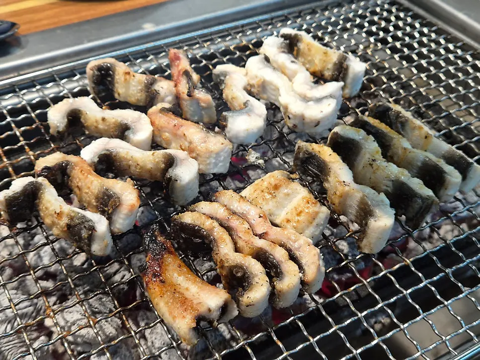 More refilled eel grilled to a golden brown