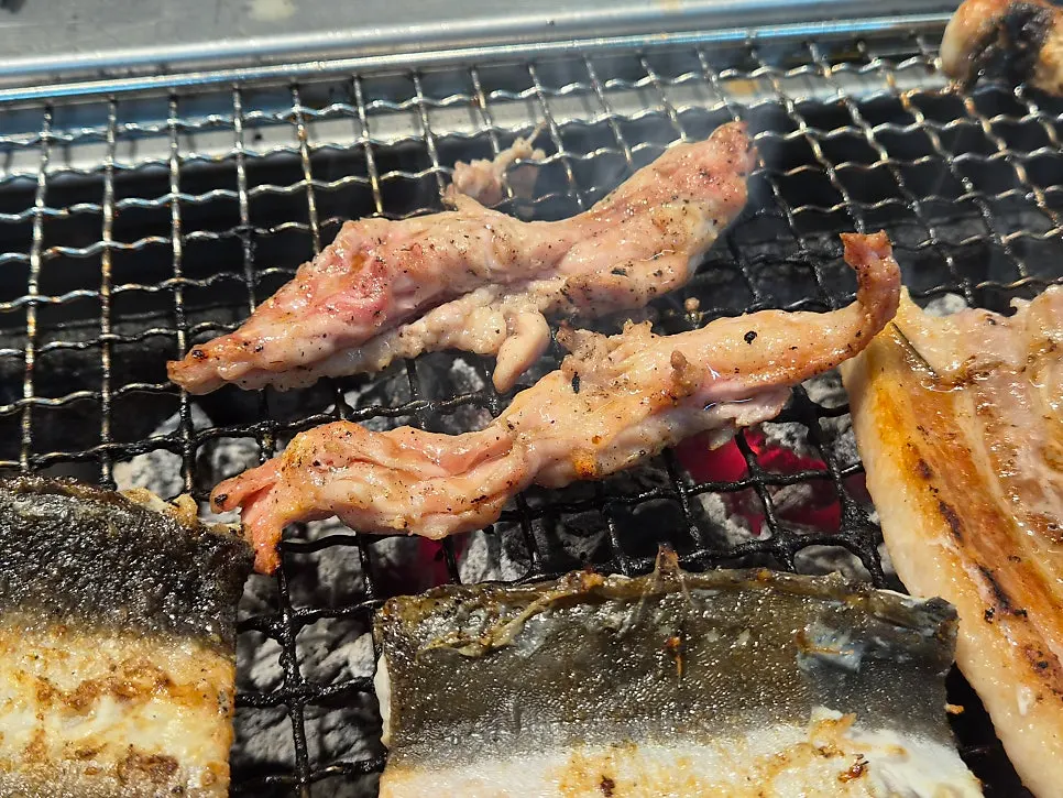 Golden-brown grilled all-you-can-eat chicken neck meat