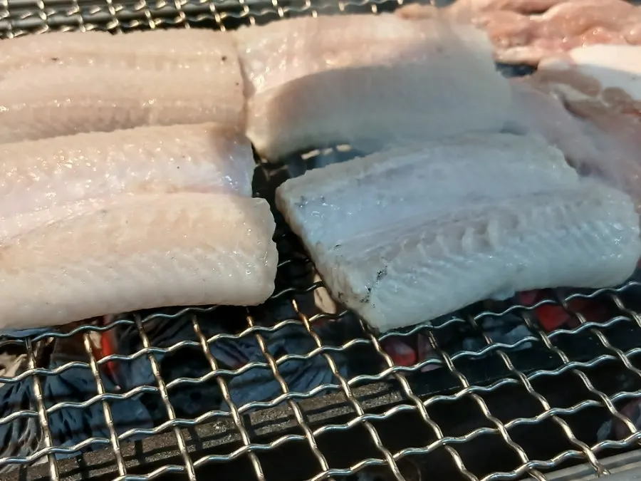 서비스로 나온 큰 복분자주 병
