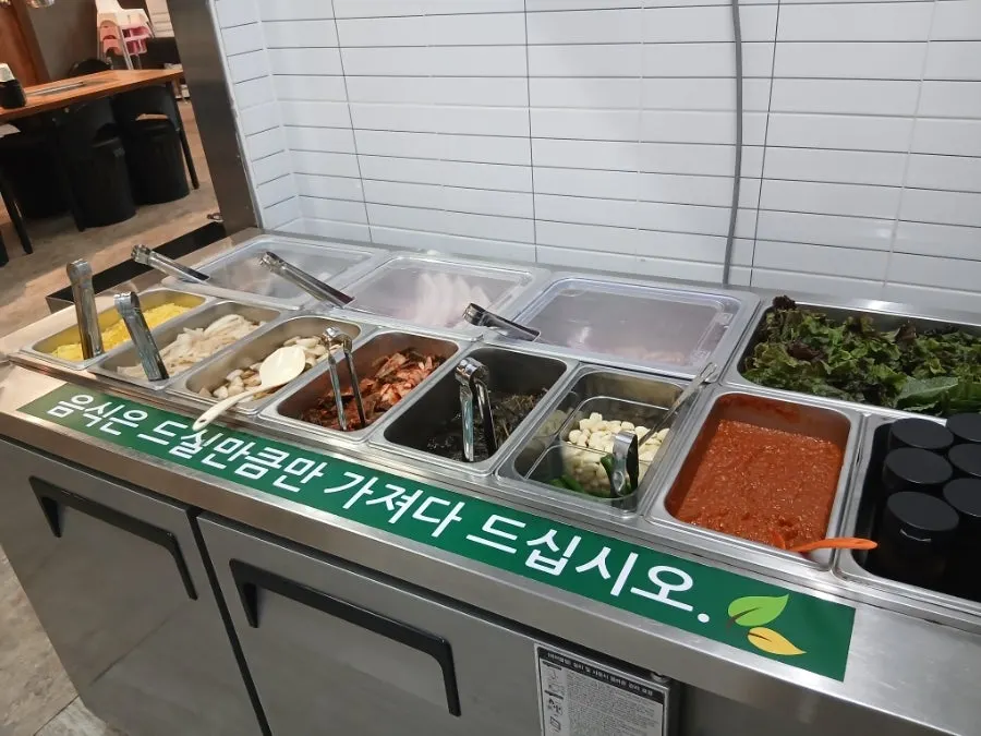 곁들임 반찬과 함께 먹는 구운 장어