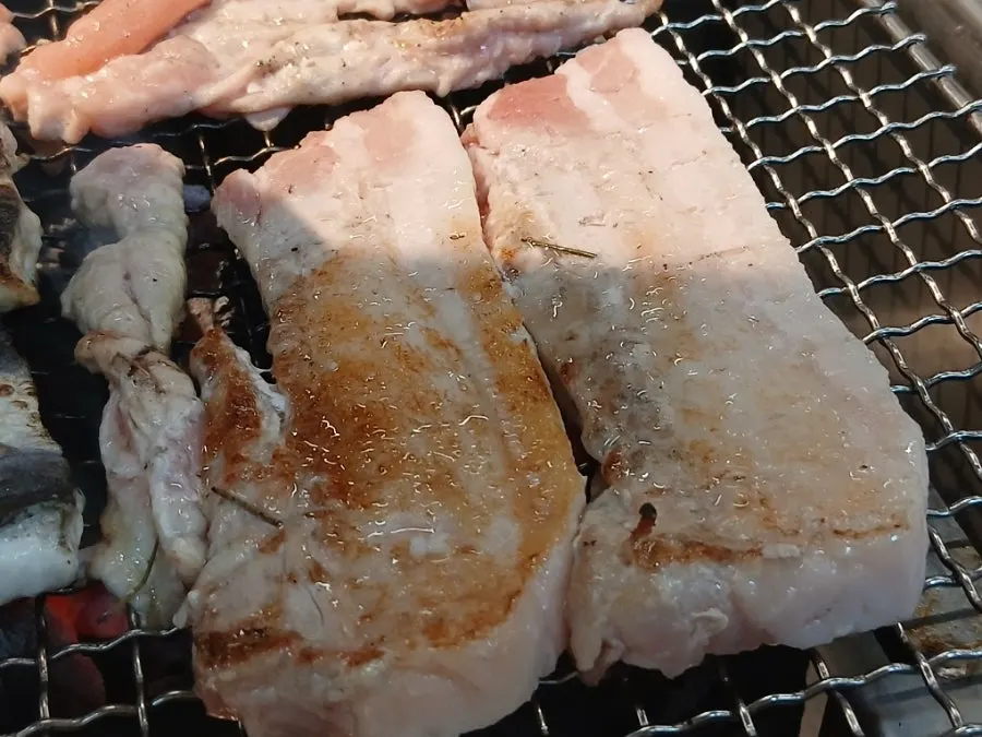 무한리필로 나온 통삼겹 고기 접시