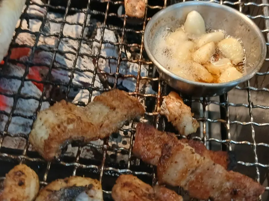 불판에서 익어가는 통삼겹