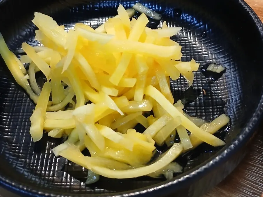 장어와 통삼겹, 닭목살이 함께 오른 불판