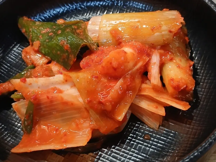 구워진 장어와 고기를 담은 접시