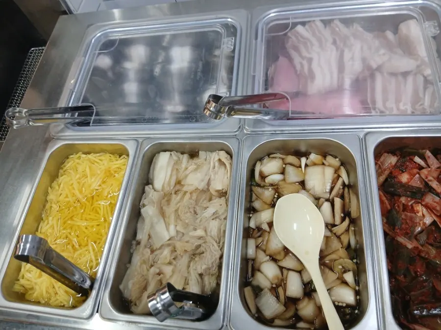 푸짐하게 차려진 무한리필 식사