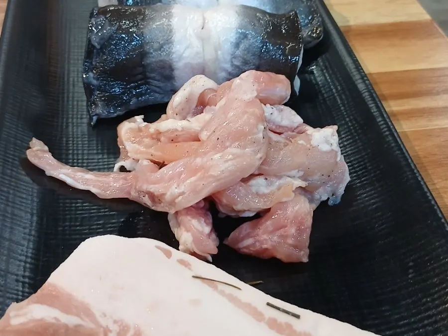 구이용 불판과 장어 접시