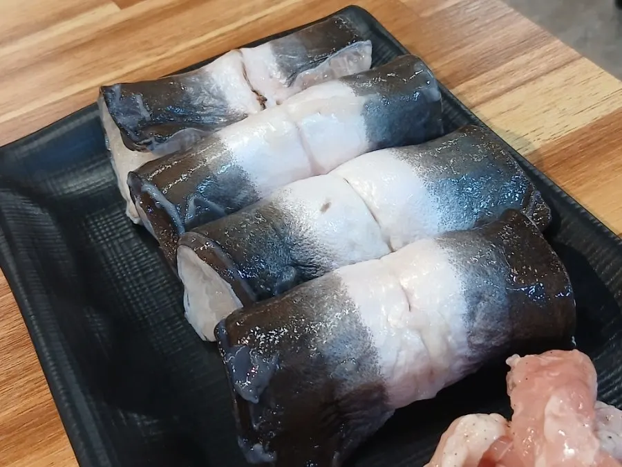 통삼겹과 닭목살이 함께 놓인 상차림
