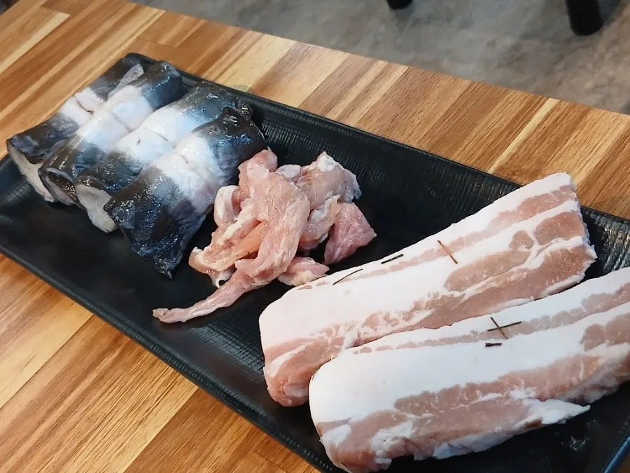 식사 마무리 무렵의 장어 무한리필 테이블