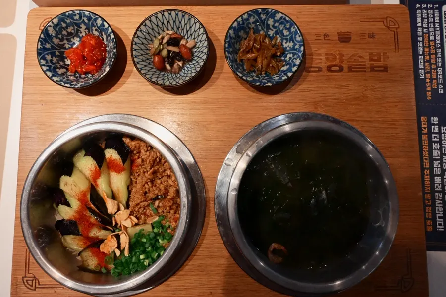 Dongyang eggplant pot rice arranged like flower petals