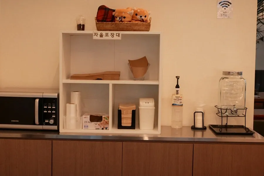 Area with a packing station and convenience supplies