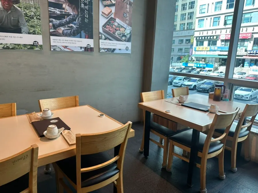 Window-side table seating