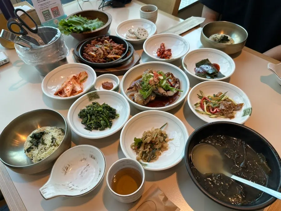 Golden crab and spicy stir-fried pork set meal spread