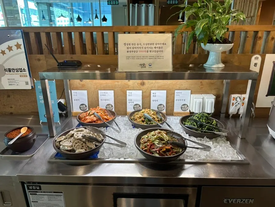 Neat side dishes and gondre rice set meal