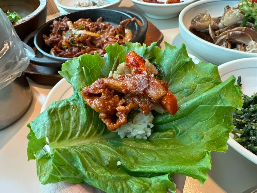Spicy stir-fried pork and wrap vegetables set meal