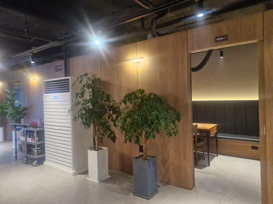 The area around the entrance desk at Yangsimso Ansan Gojan Branch