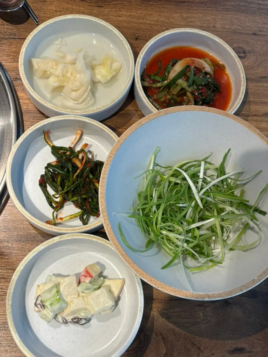 예약석 테이블 세팅과 일회용 앞치마